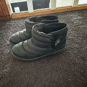 Boys uggs children’s size 11 euc